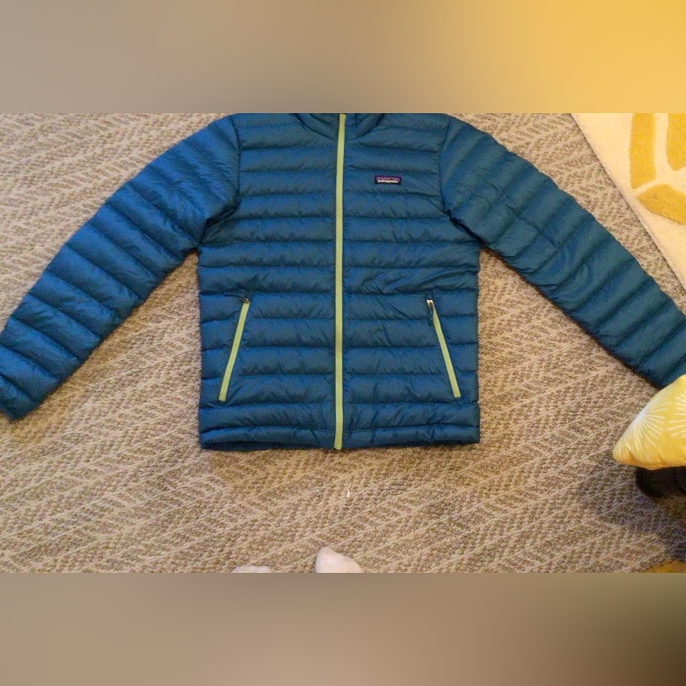 men’s size small patagonia jacket.
no flaws or stains.
hasn’t been worn a lot